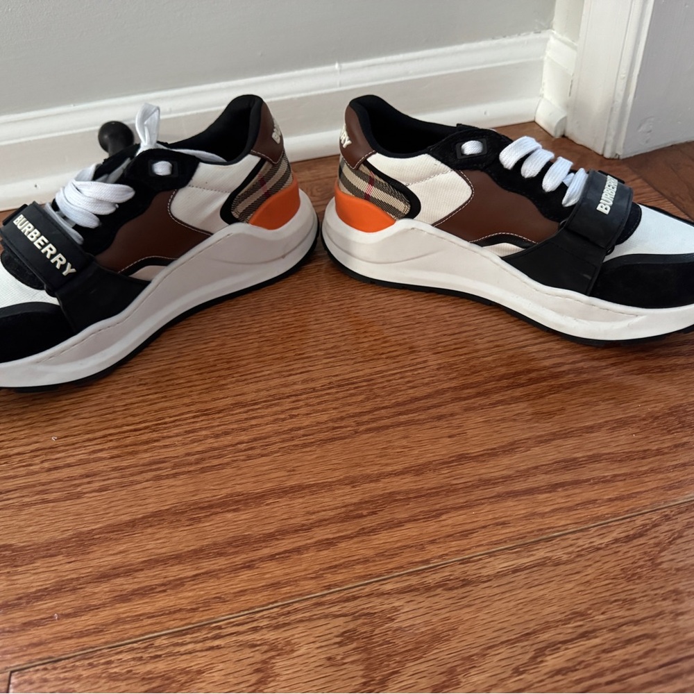 Authentic Burberry Women’s Sneakers. Size 38. Pristine condition. - Picture 5 of 7